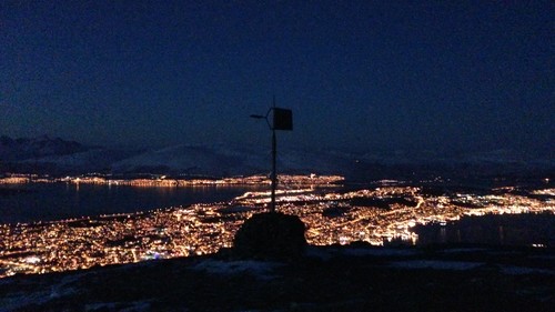 Tromsøya og Kvaløya sett fra vardene litt nedenfor toppen av Fløya.