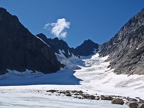 Maradalsbreen og innerst ligger Sentraltinden.