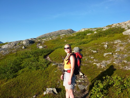 Ilona i begynnelsen av turen til Lakstinden. Hun smiler nesten alltid!