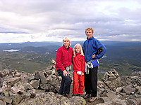 Mamma, Synne og Pappa på Bitihorn. Rundemellen bak til venstre.