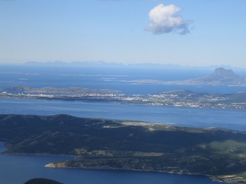 Utsikten fra Børtinden viser Bodø, litt av Landegode til høyre og lengst ute er det Lofotvegges som pryder horisonten