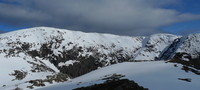 Fra Litlagullfjellet mot Gullfjellstoppen med store snøskavler mot nord