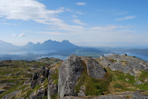 Solskinnssøndag på Tuva - utsikt mot Oppeid og Hamsundfjellene