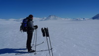 Jan oppe på breen med utsikt mot Austre Holåtinden