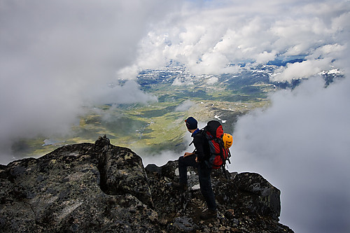 På vei opp mot Austanbotntinden S-2 fra sør. Gravdalen bak.