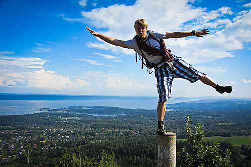 Sondre flymaskin på toppen av Skaugumsåsen.