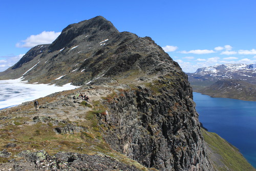 Lunsjpause ved Bandet og snart klar for å gå opp Besseggen.