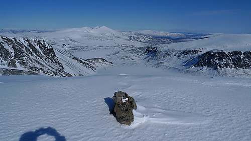 Sør for Nørdre Blåbreahøe. Utsikt mo ØNØ mot Bløtjønnin dekket av is og snø og Nautgardstind helt i bakgrunnen.