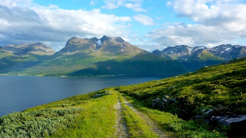 På veien opp Gråtinden. Utsikt mot Bentsjordtinden.