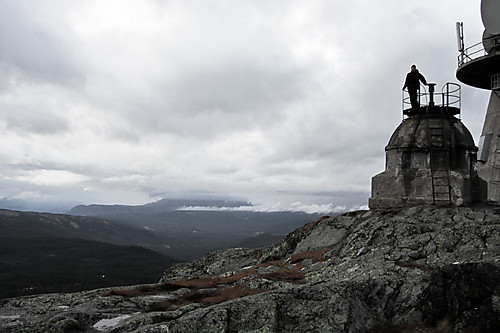 Øyvind på utkikksposten på toppen av Jonsknuten.