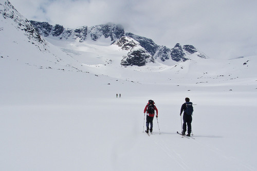 Innover Leirungsdalen med Vestre Kalvehøgde og Leirungskampen ruvende bak.