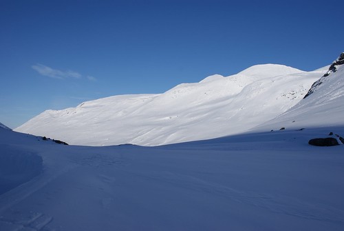 Kveld på Trulsbu. Sola skinner fortsatt på de vestlige Hestbrepiggene og Låven, som jeg skal opp på neste dag