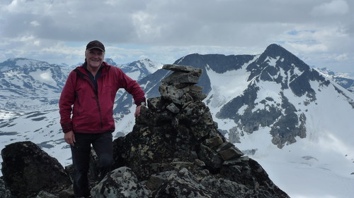 Toppvarden på Hinnåtefjellet med Semeltinden i bakgrunnen