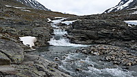 Vadested over Urdadalsbekken på steiner nedenfor fossen