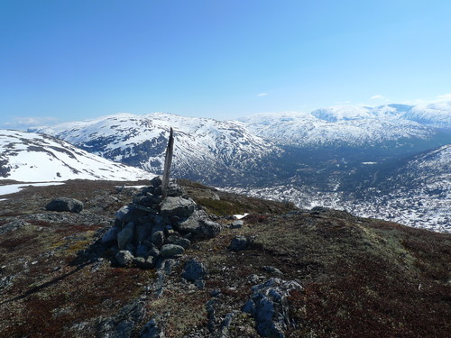 Ljosandberget 1116. Utsikt mot Raundalen. Mjølfjellet til venstre i bakgrunnen