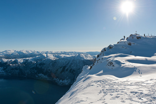 Nærmer meg toppen. Bratt ned mot Sørfjorden.