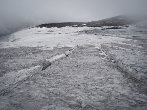 Lumske sprekker på Høgvaglbreen, men disse er langt fra de verste som måtte forseres.