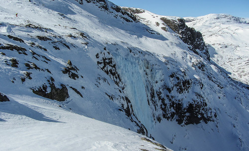 Hydalsfossen sett i profil fra øst.