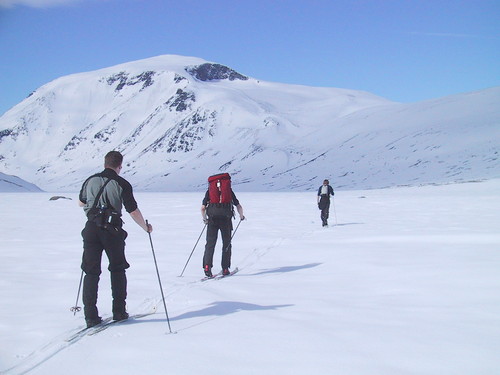 På vei over Bessvatnet mot Besshø i slutten av april 2004