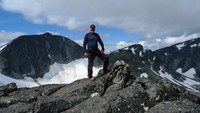 Toppvarden på Grotbreahesten. Trollstein-Rundhøe og Svartholshøe i bakgrunnen