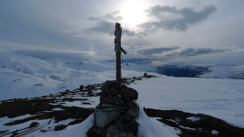 Tidlig kveldstemning på Vesetfjellet. Lønahorgi på Voss skimtes i bakgrunnen