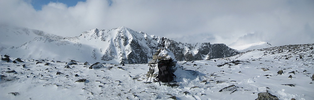 Panoramabilde 8. april 2010 fra Austre Glittertindoksle mot Trollsteineggje. Glittertindmassivet i bakgrunnen til venstre. S2 ligger på den aller laveste delen av eggen helt til venstre. S1 er den høyere, avrundete kulen til høyre for S2. Adskillig lenger mot høyre følger V0 med mørk høyre flanke, deretter Stortoppen (2300 moh) og lengst mot høyre på eggen Dronningje i nord. Den hvite toppen enda lenger nord må være Trollstein-Rundhøe