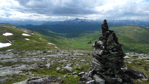 Den størte av syv varder på SV-toppen av Vardafjellet. Utsikt mot Fyrjo