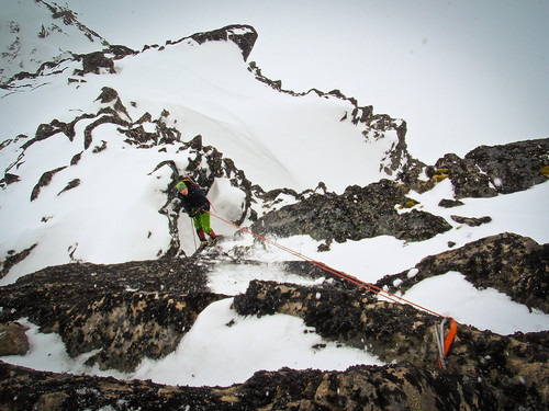 Øyvind i 15 meter rappell ned fra Skarvflyløyfttinden SØ1.