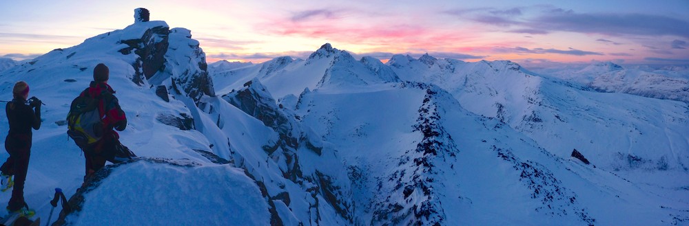 The surprise ridge between the north top and the rest of the tops on Stormheimfjellet popped into view once we actually got to the summit