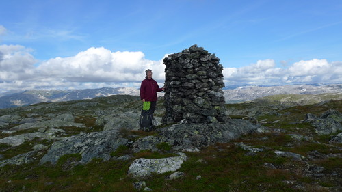 Stor og flott varde med rester etter trig-merke på Storanosi