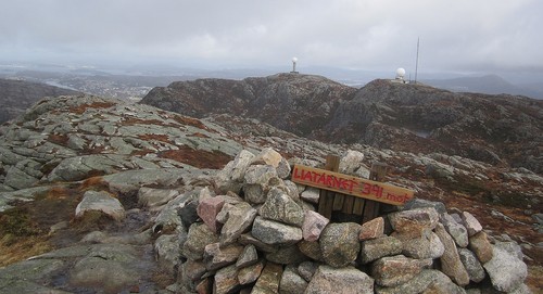 Ser tilbake mot nordtoppen (og "mellomtoppen") fra Liatårnet.