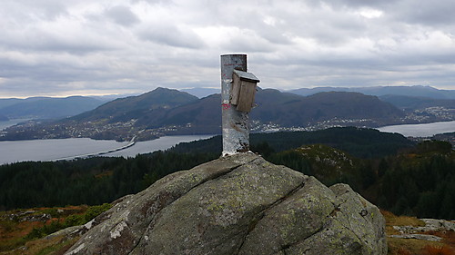 Toppen på Moldekleivfjell. Norhordlandsbruen og Veten i Åsane til venstre, Salhus til høyre