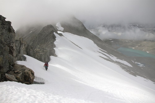 Mellom Grjotkopphornet og Vestre Illstigfjellet.