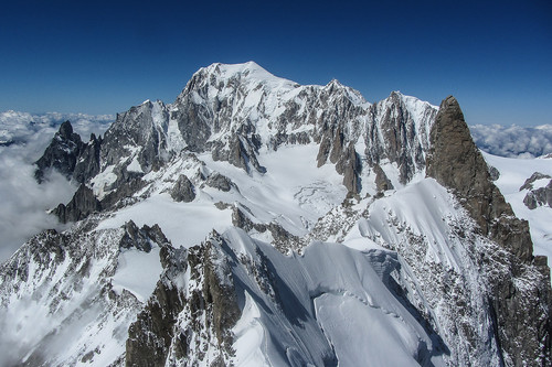 Mektig motiv mot Mont Blanc, Rochefortryggen og Dent du Géant. Sett fra Aiguille de Rochefort.