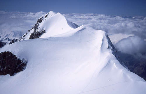 Utsikt syd vestover eggen fra Dome du Miage mot de andre domene som er litt lavere. Les Contamines rett ned i dalen i høyre billedkant.