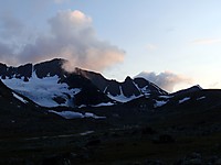 Fra teltplassen: Vestre Kalvehøgde, Leirungskampen og Kvitskardtinden. Fjellet sier god natt!