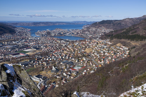 Fin utsikt fra Landåsfjellet: Landås og Årstad i forgrunnen, Damsgård, Sentrum og Kalfaret lenger bak og Askøy aller bakerst.