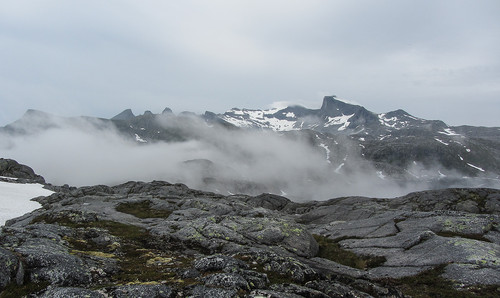 Mot Memaurtinden (til høyre). Roteterreng venter...