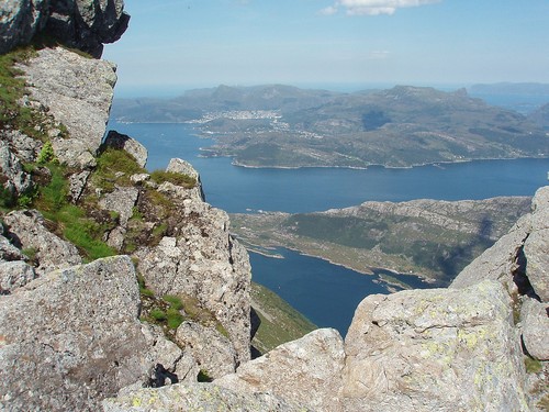 Fin utsikt mot Måløy fra et punkt nær Hornelen.