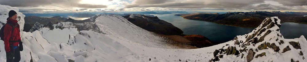 Ilona at the summit of Store Bentsjordtinden, view from south through to north