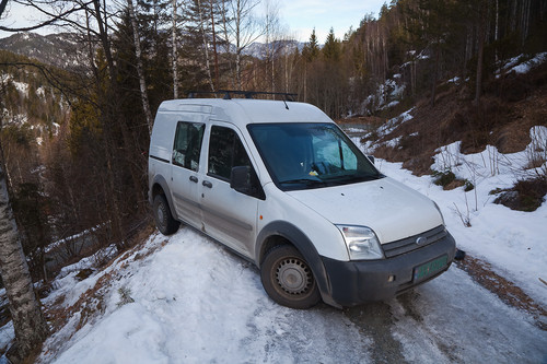 Skråningen var bratt og det var spennende mens den ukontrollerte ferden pågikk. Hadde det gått utfor kanten hadde det gjort vondt både for folk og bil.