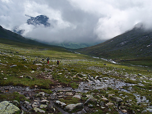 Vi møtte en del folk på T-stien ned Jervvassdalen. Skogadalsbøen får vente, vi akter i stedet å overnatte på Sentraltinden!