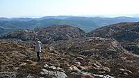 På vei ned fra Skavdalsfjellet. Stordalsfjellet til venstre for skaret i bakgrunnen, Flåfjellet mot høyre.