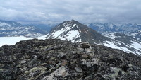 Fra Blåtoppen SØ for S. Hellstugu- tinden mot Hinnåtefjellet. Gjende- alpene i bakgrunnen mot høyre