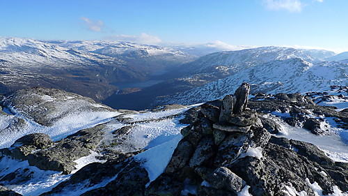 Toppvarden på Bleienuten. Utsikt østover mot Reinungavatnet og Seltuftvatnet NØ for Myrdal