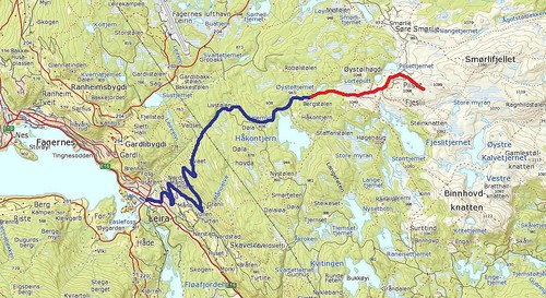 Kart med inntegnet rute. Blått er markert som sykkelrute og rødt viser ruten til fots.