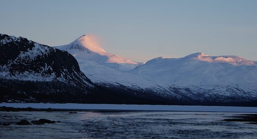 Tverrådalskyrkja og kveldsstemning på vei inn mot Sota seter.