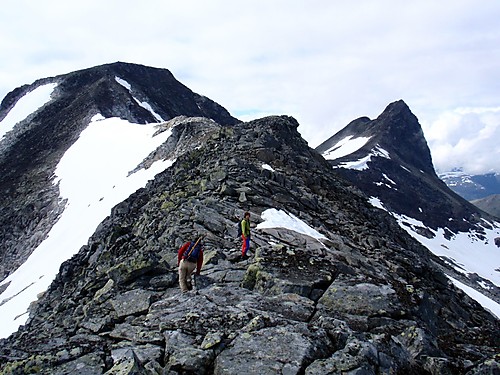 Mot Koldedalstinden og Hjelledalstinden.