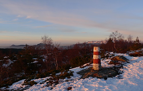 Fra Vardafjellet i Fana mot nord og NNV. Ulriken med mast skimtes midt i bildet, Olsokfjellet og Lyderhorn mot venstre.