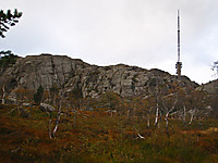 Antenna på Kaldåsknipa sett fra anleggsveien opp til denne. I forgrunnen ses noen potensielle klatreklipper...?